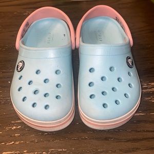 CROCS || Blue w/ Pink